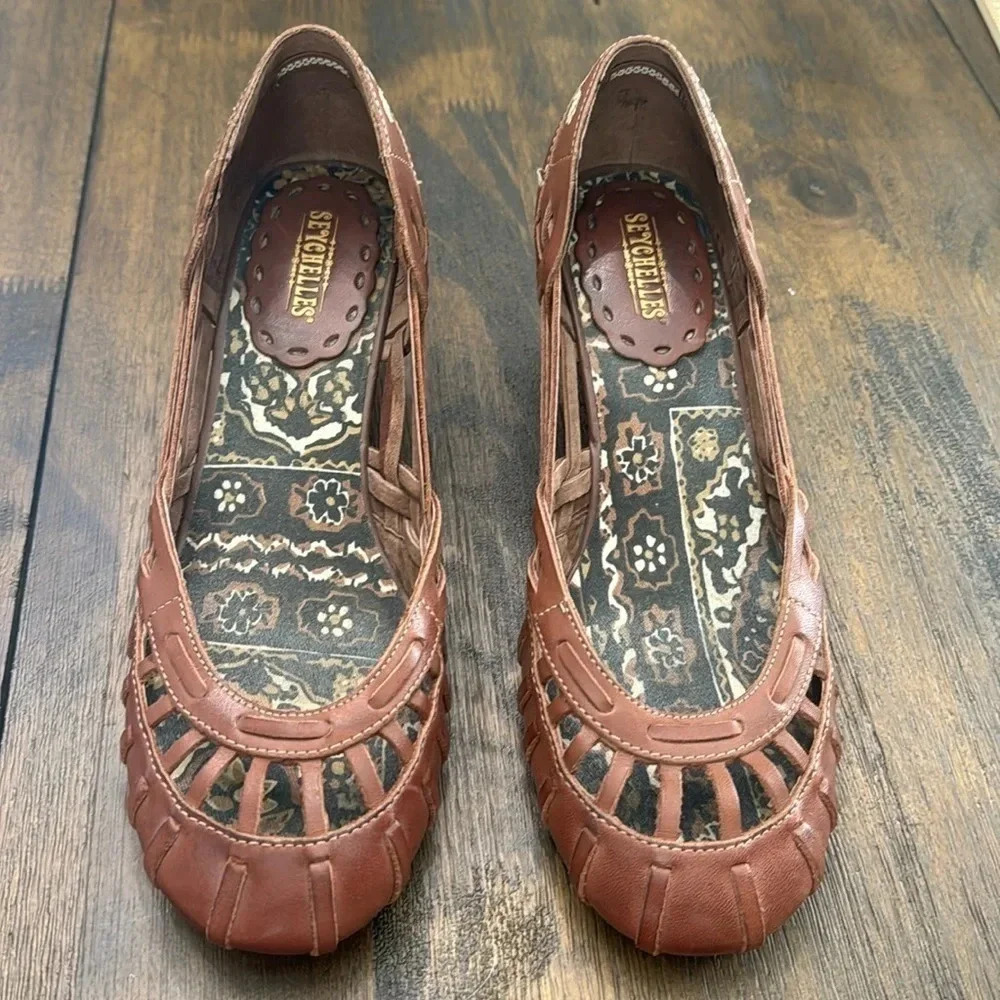 Excellent condition Anthropologie Seychelles brown wedge leather sandals. Sz 8